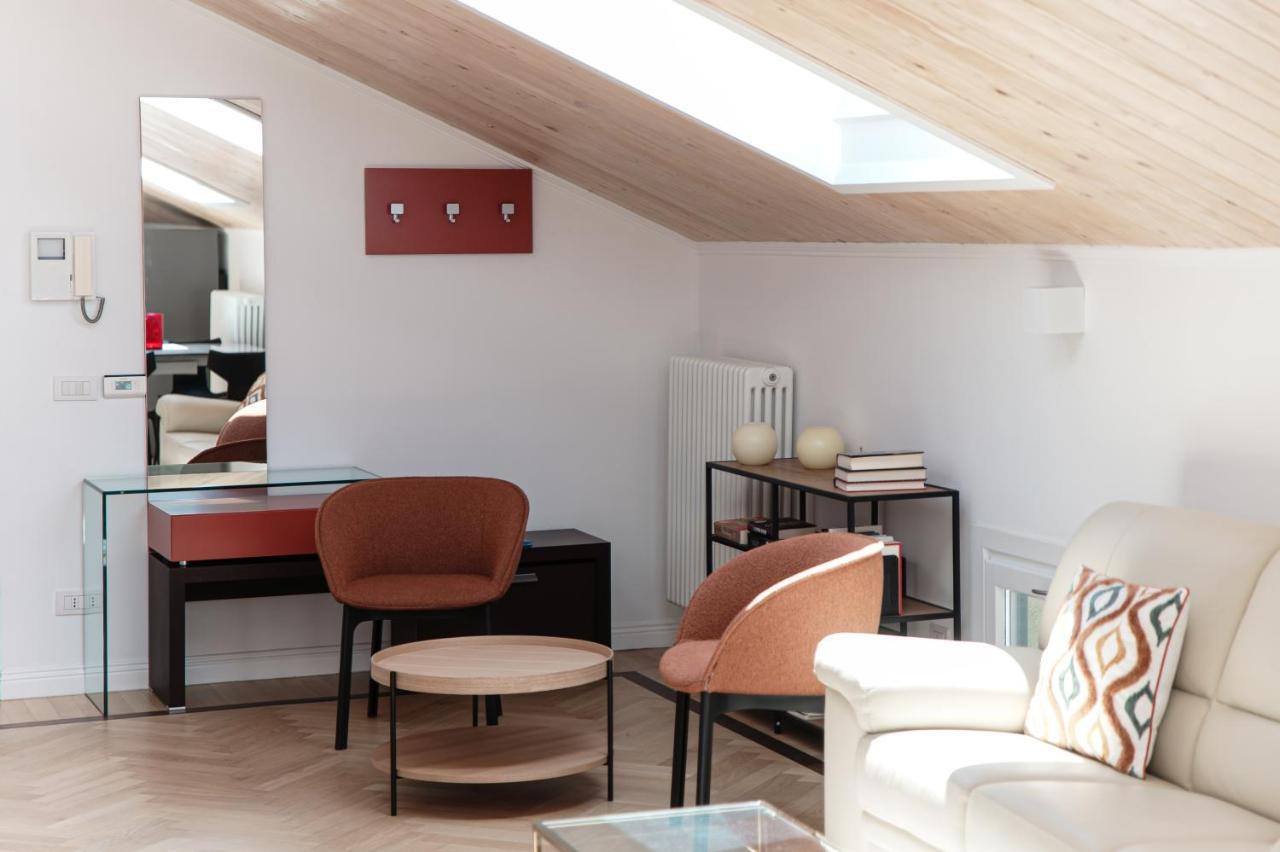 Attic 64 - The House Of Travelers Appartement Como Buitenkant foto