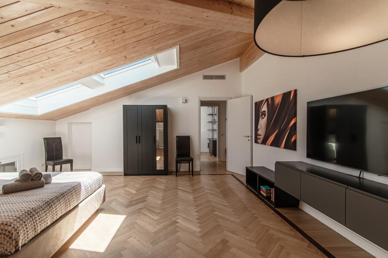 Attic 64 - The House Of Travelers Appartement Como Buitenkant foto