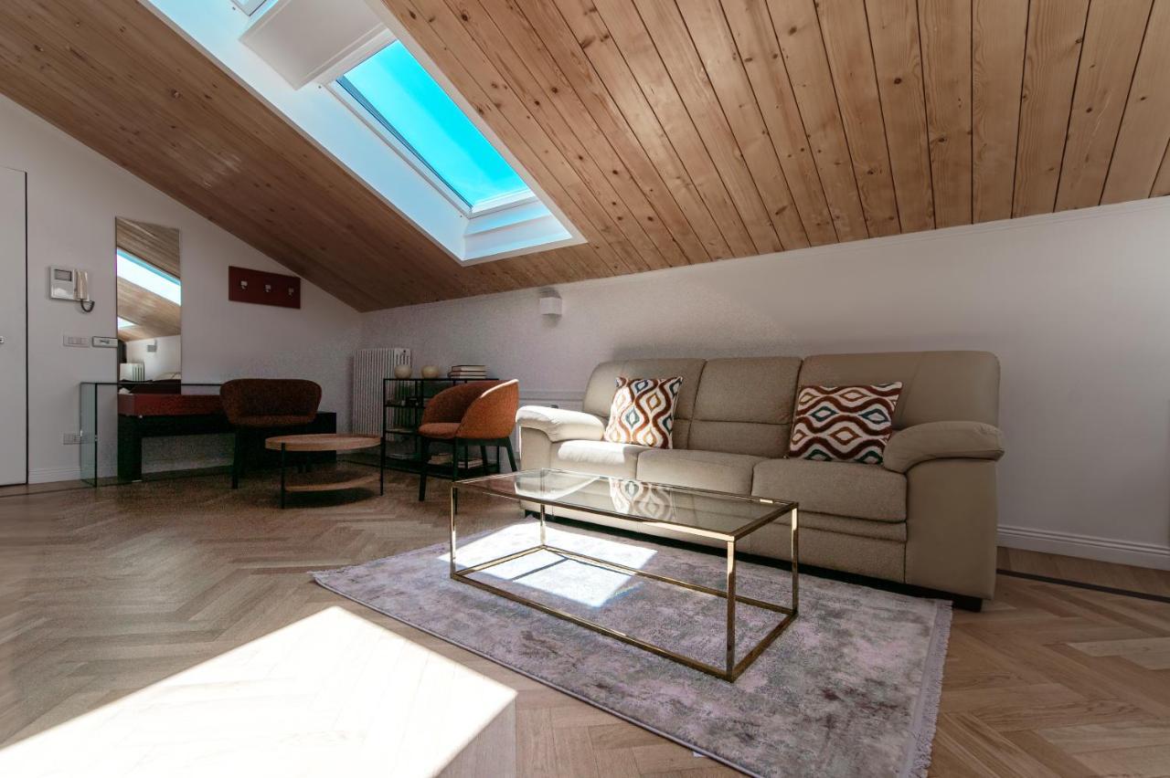Attic 64 - The House Of Travelers Appartement Como Buitenkant foto