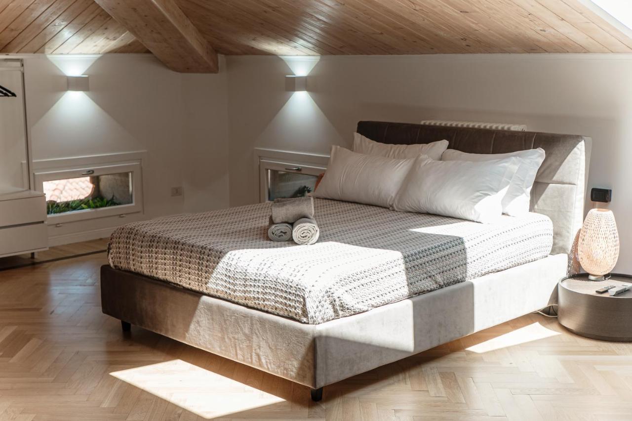 Attic 64 - The House Of Travelers Appartement Como Buitenkant foto