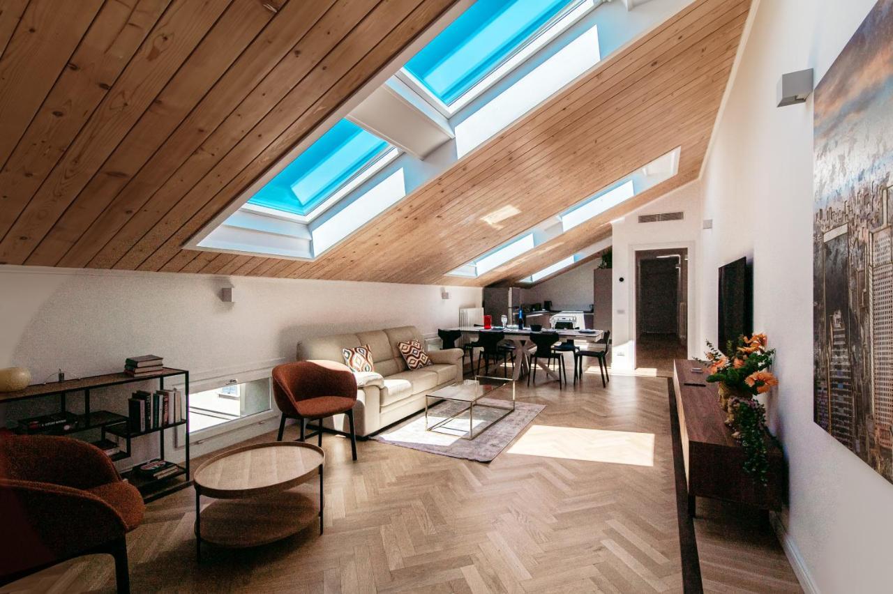 Attic 64 - The House Of Travelers Appartement Como Buitenkant foto