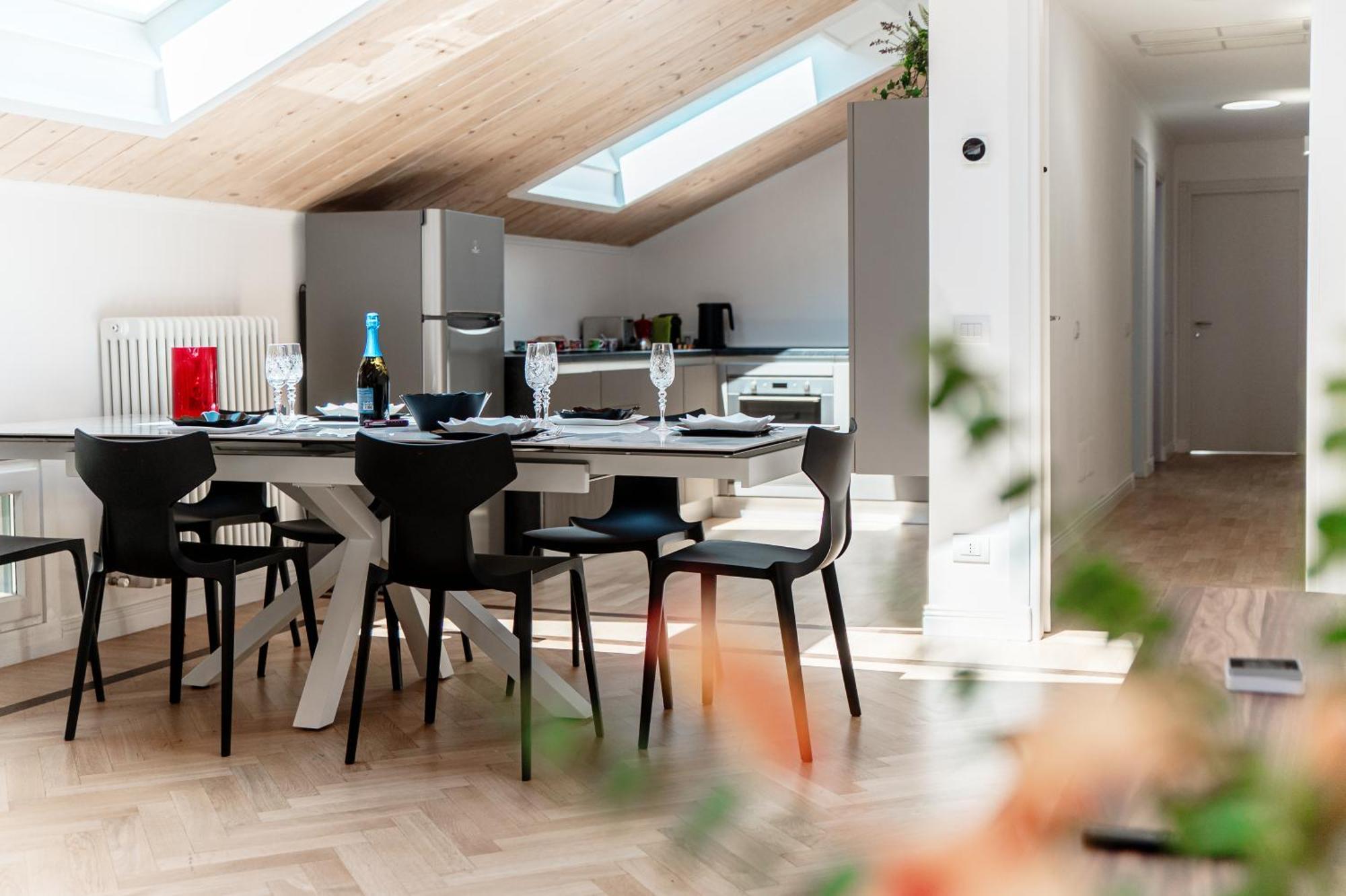 Attic 64 - The House Of Travelers Appartement Como Buitenkant foto